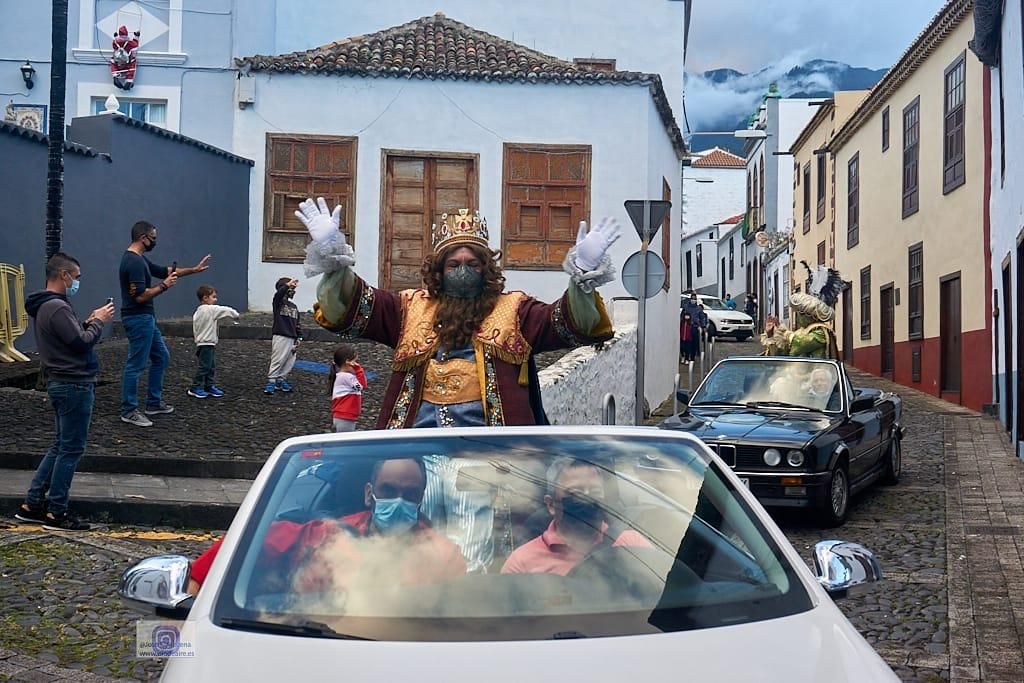 Los Reyes Magos recorren en coche las calles de Santa Cruz de La Palma. JOSÉ F. AROZENA