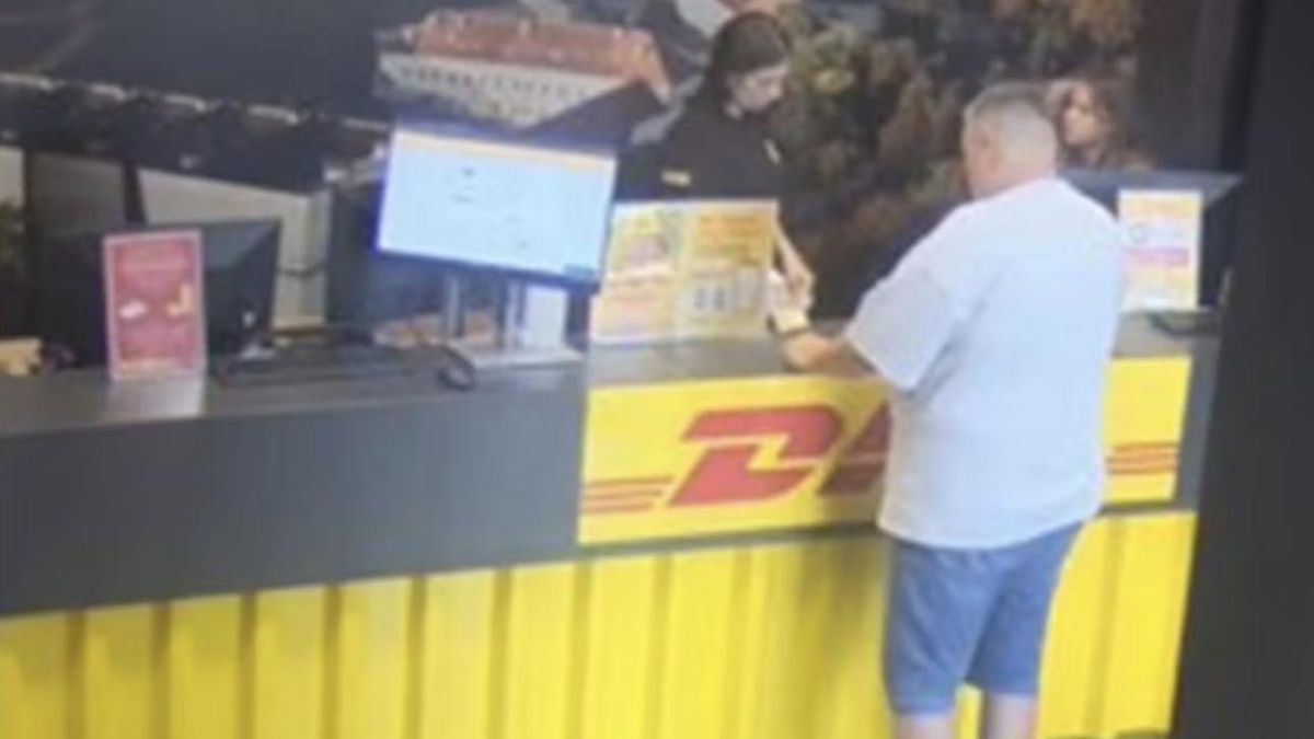 Suranovas, colaborador de los responsables de Juicy Fields en una estafa anterior, en el momento en el que entregó un paquete con explosivos a la empresa de mensajería DHL.