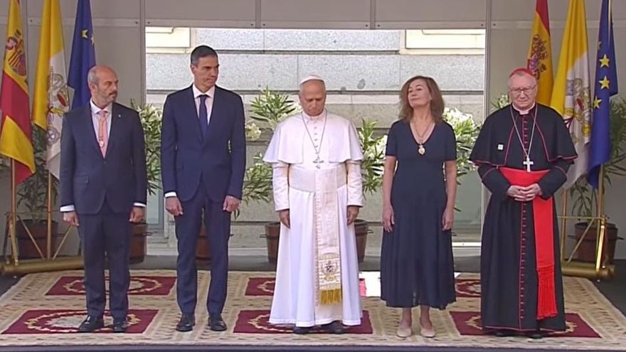 El Papa es recibido por Sánchez, Armengol y Rollán en el Congreso.