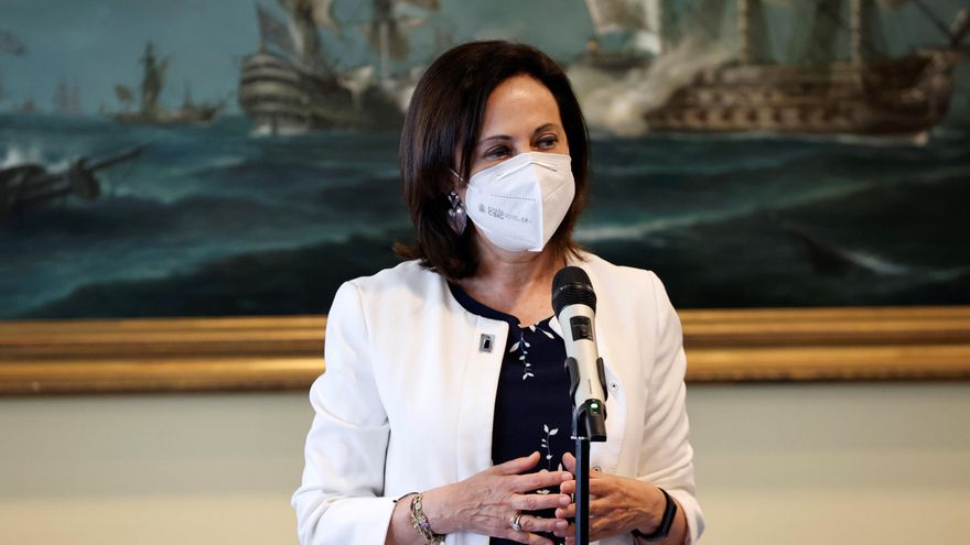 La ministra de Defensa, Margarita Robles durante el acto de imposición de grandes cruces este lunes en la sede del Ministerio, en Madrid. EFE/ Zipi