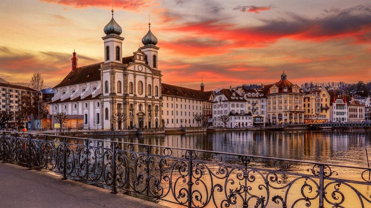 La iglesia de los Jesuitas, a orillas del río Reuss.