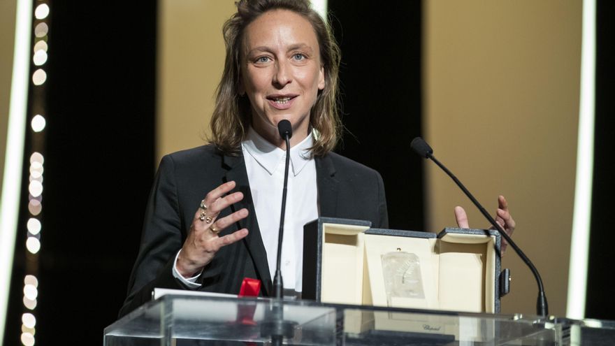 Céline Sciamma junto a su premio al Mejor guion en Cannes