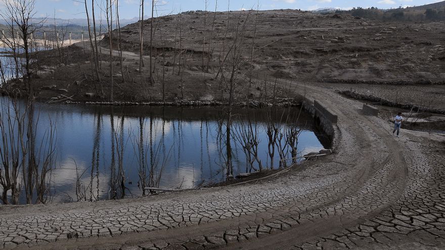 Un puente de acceso a Aceredo, normalmente oculto por las aguas del embalse.