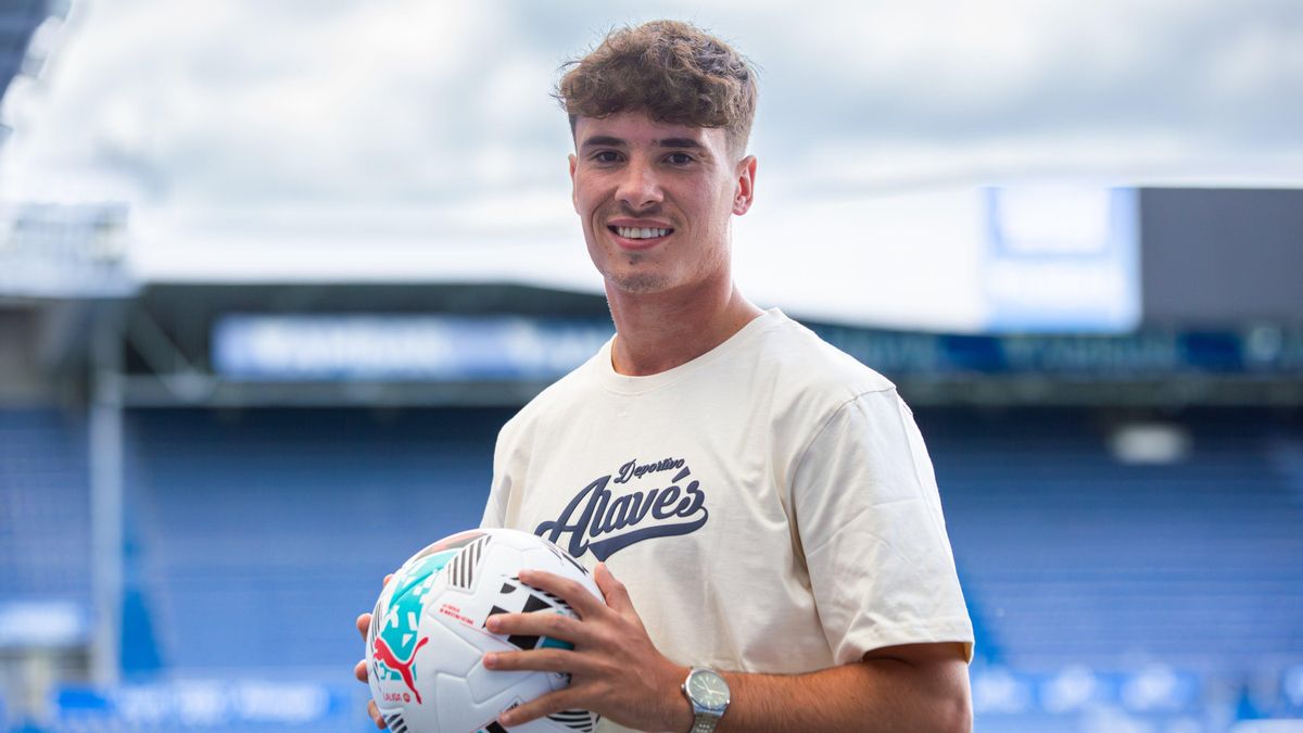Egoitz Muñoz, tras su renovación con el Alavés hasta 2027