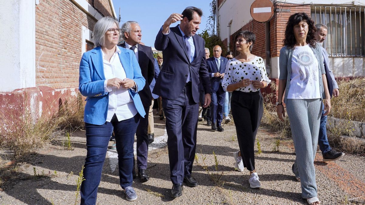 La ministra de Vivienda y Agenda Urbana, Isabel Rodríguez (2d) ; el titular de Transportes y Movilidad Sostenible, Óscar Puente (2i) , y la de Igualdad, Ana Redondo (d), este viernes.