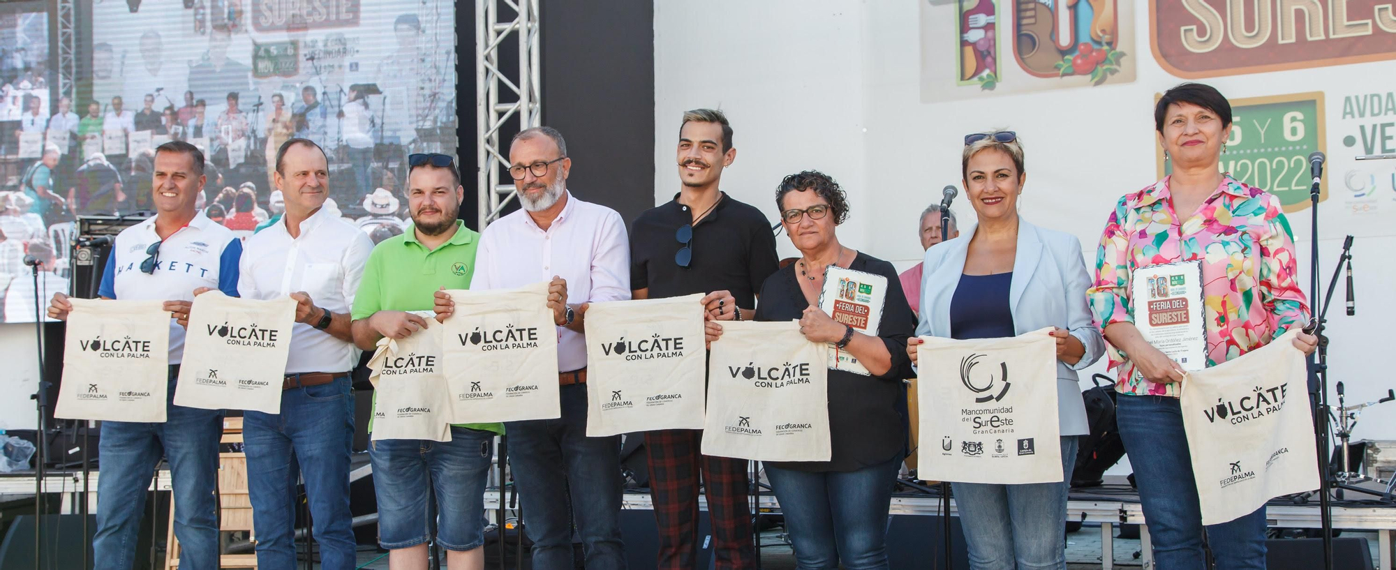 Las bolsas con el lema 'Vólcate con La Palma'.