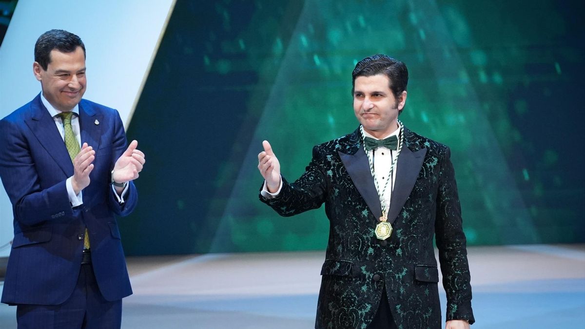 El presidente de la Junta de Andalucía, Juanma Moreno (PP) entrega la Medalla de Andalucía a la Cultura y el Patrimonio al torero Morante de la Puebla, durante la ceremonia del Día de Andalucía del 28 de febrero en el Teatro de la Maestranza de Sevilla.