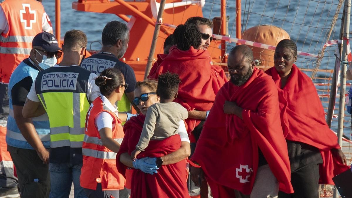 Canarias admite que la presión en los centros de menores migrantes es "menor" y se da mejor trato