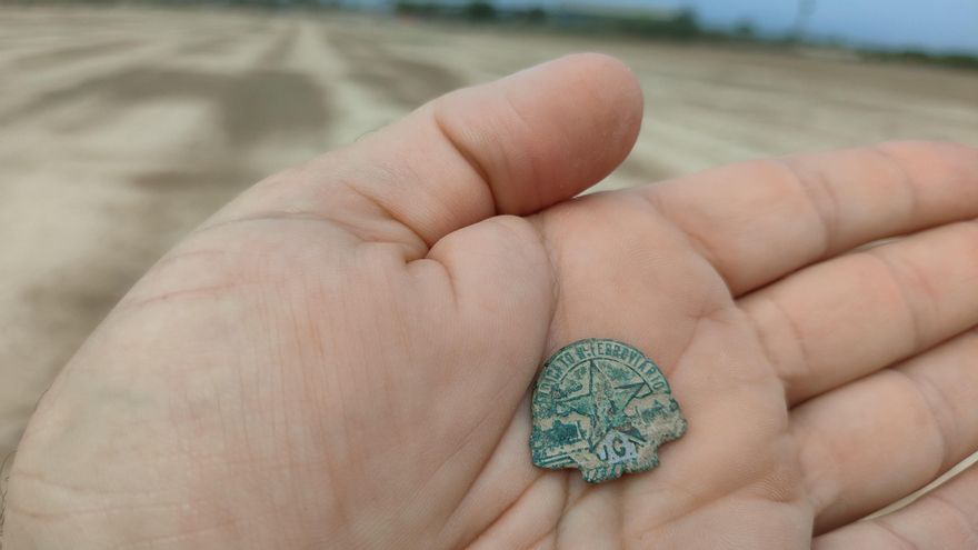 Insignia de la UGT hallada en el campo de Albatera.