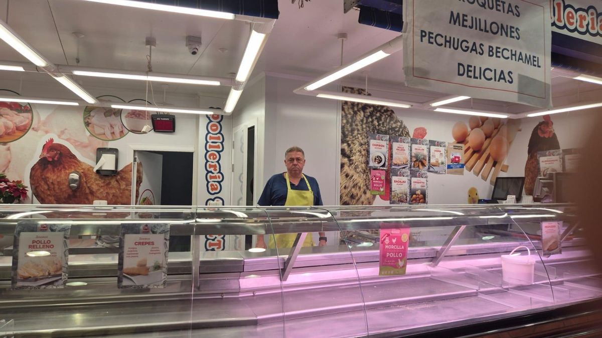 José Luis Martínez en la pollería del mercado de Otxarkoaga.