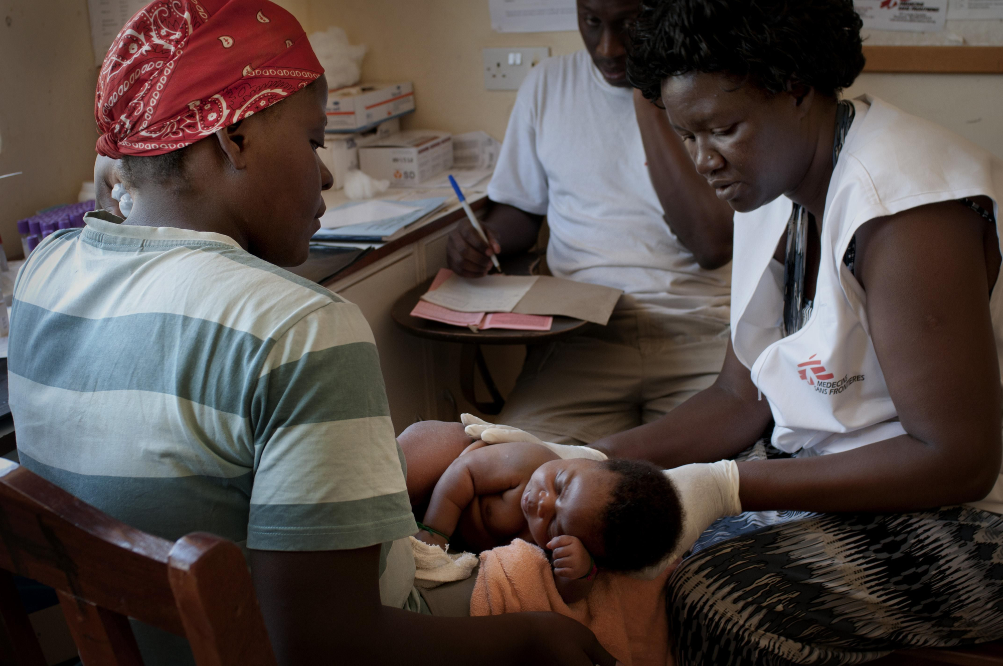 Los recién nacidos reciben tratamiento con nevirapina durante las seis semanas posteriores al parto hasta la realización de la prueba de VIH. Según los últimos estudios, estos programas de prevención han conseguido reducir la tasa de transmisión por esta vía a menos del 5%. Bebés pasan el primer control de VIH en el hospital del distrito de Tsholotsho.
