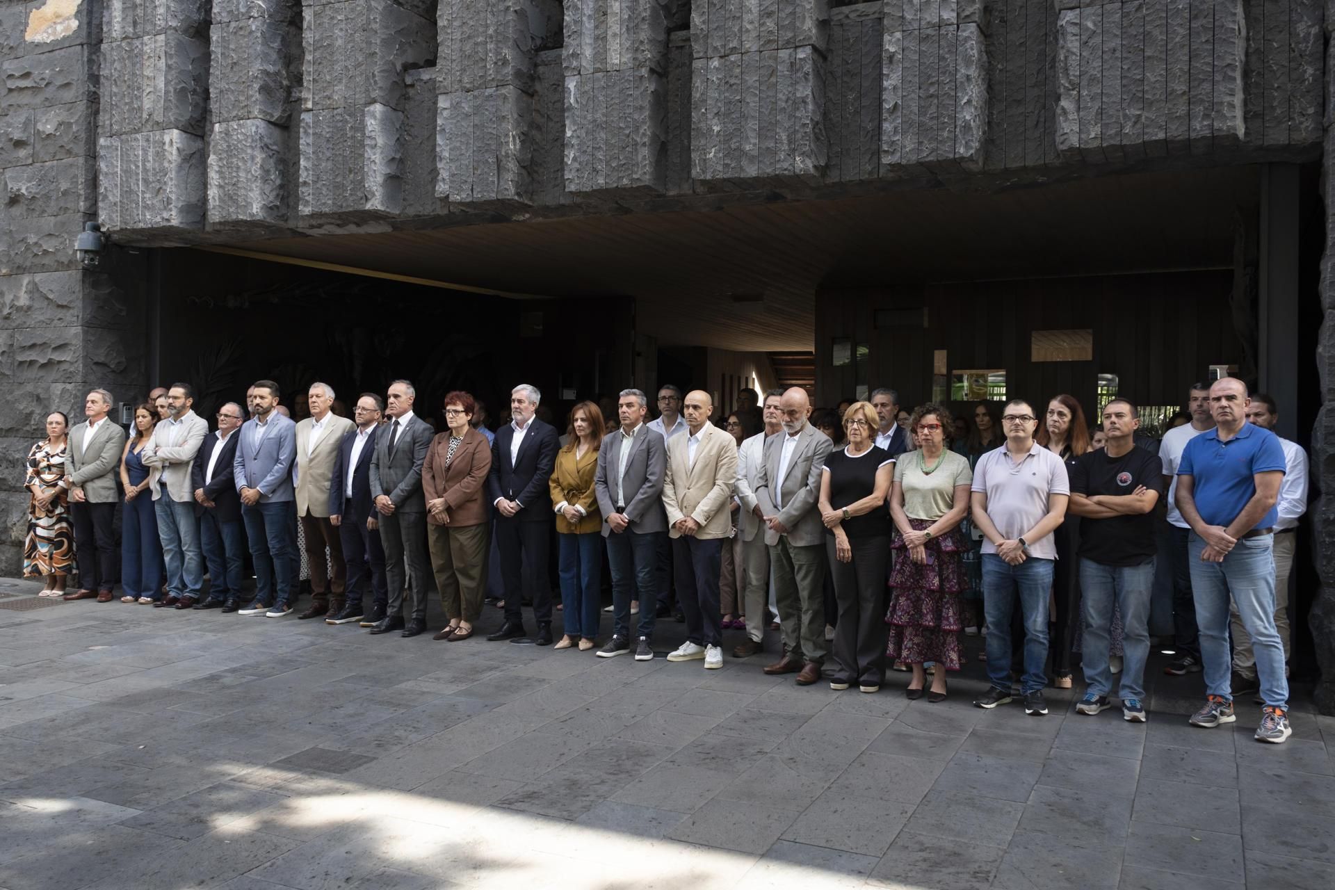 El presidente de Canarias, Fernando Clavijo; junto a los consejeros de Bienestar Social y Agricultura, Candelaria Delgado y Narval Quintero; el portavoz del Ejecutivo, Alfonso Cabello, y otros representantes.