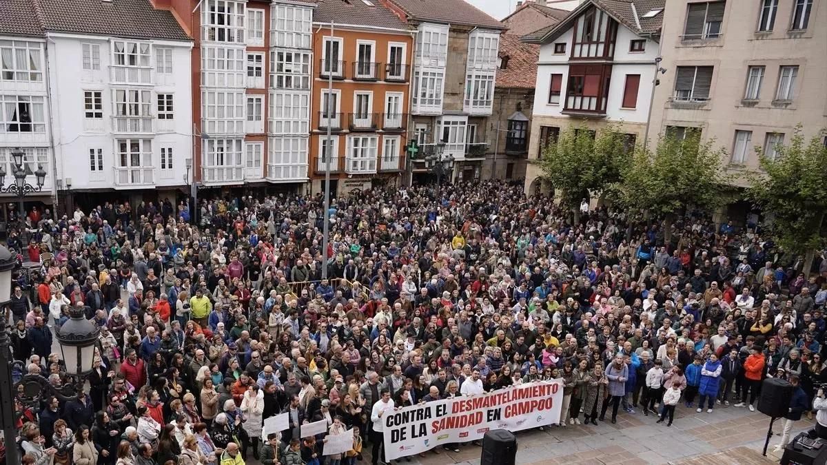 Cerca de 7.000 personas recorrieron las calles de Reinosa el pasado mes de noviembre contra el desmantelamiento de la sanidad pública de Campoo. La crisis sanitaria fue especialmente acuciante durante el verano, con consultorios rurales cerrados y falta de profesionales en muchos centros de salud de toda Cantabria.