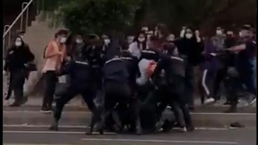 Dos detenidos y denuncias por la carga policial tras una protesta de estudiantes en la Universidad de La Laguna por una exhibición militar
