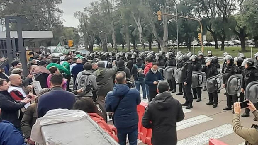 La Policía porteña reprimió a los trabajadores del INTI en una protesta por los despidos