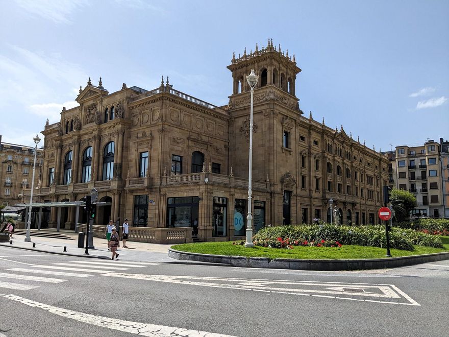 Mole magnífica. Teatro Victoria Eugenia de Donostia, una de las señas de identidad de los años dorados de la ciudad.