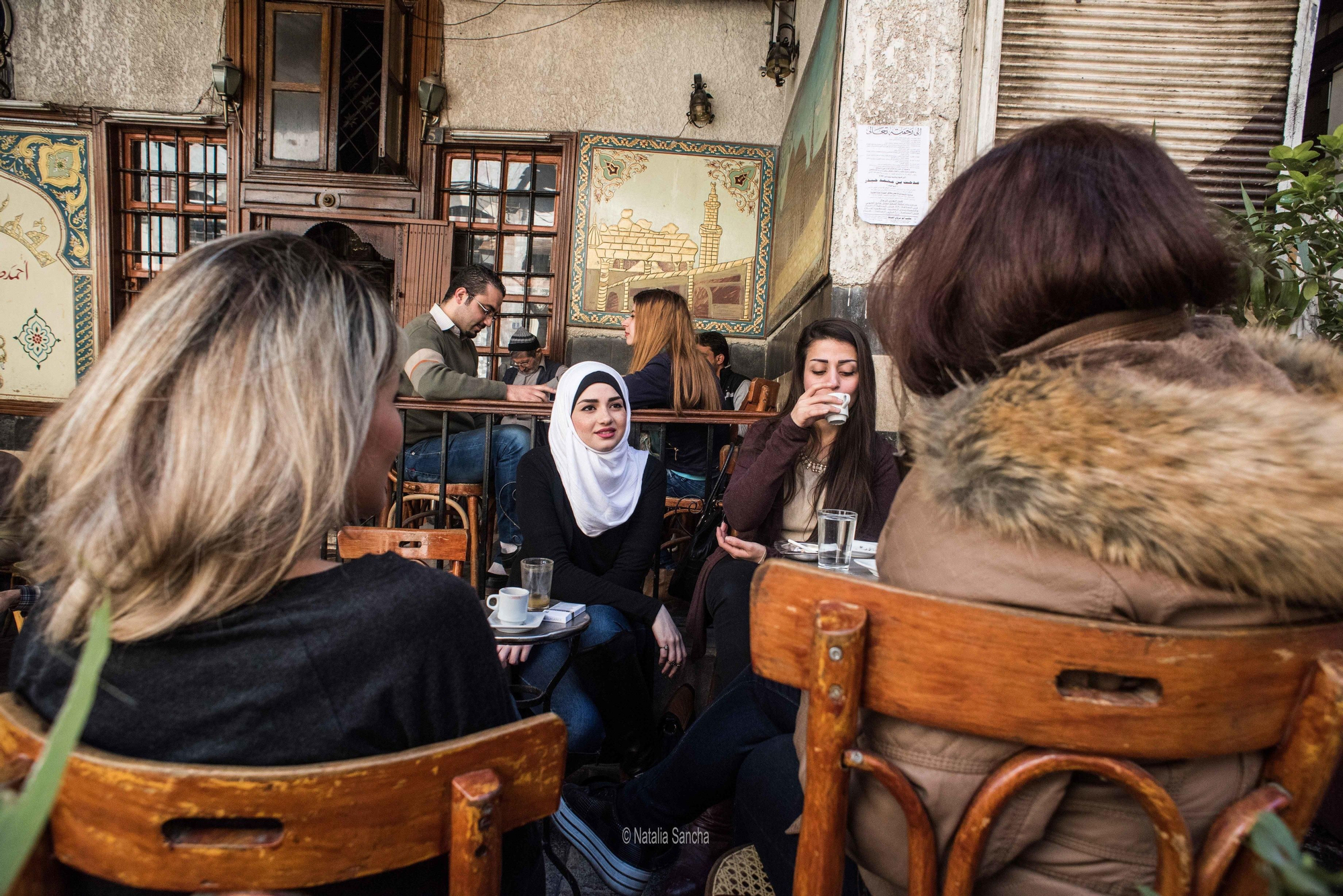 “La guerra es una cosa de género, pero también de clases sociales”, Sancha recuerda que las personas con menores recursos económicos no han podido salir del país y engrosan la lista de los desplazados internos. Hay barrios en la capital, cuenta la periodista, en los que apenas se ha notado la influencia de la guerra, se han mantenido a salvo de las bombas y han podido mantener un nivel de vida muy alto.