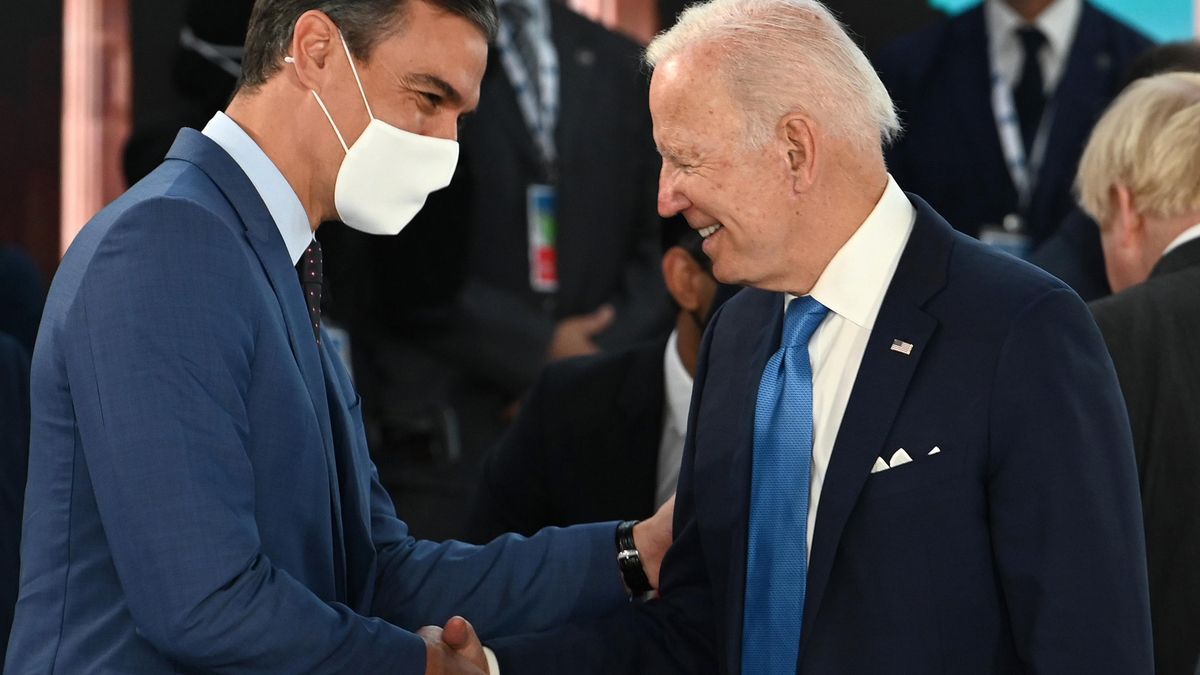 El presidente del Gobierno, Pedro Sánchez (i), conversa con el presidente de Estados Unidos, Joe Biden (d), durante la cumbre del G20, en el centro de congresos de la Nuvola, a 20 de octubre de 2021, en Roma (Italia).