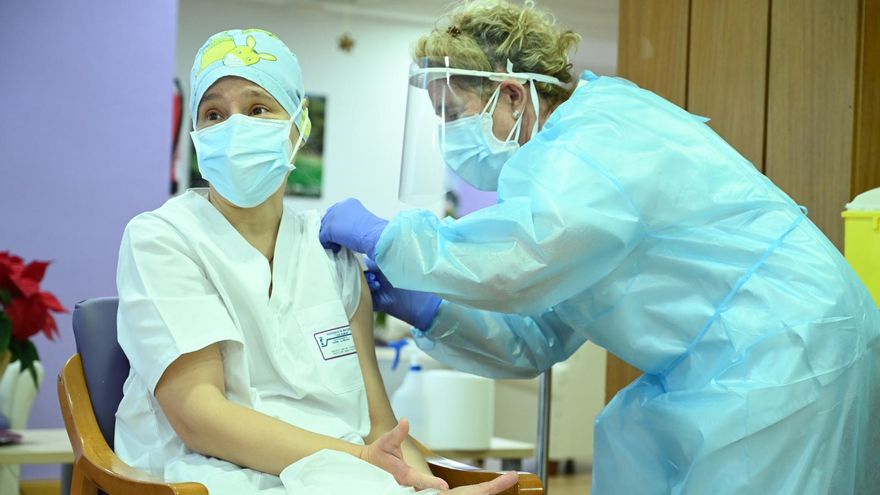 Mónica Tapias, primera sanitaria en recibir la vacuna contra la COVID-19 en España