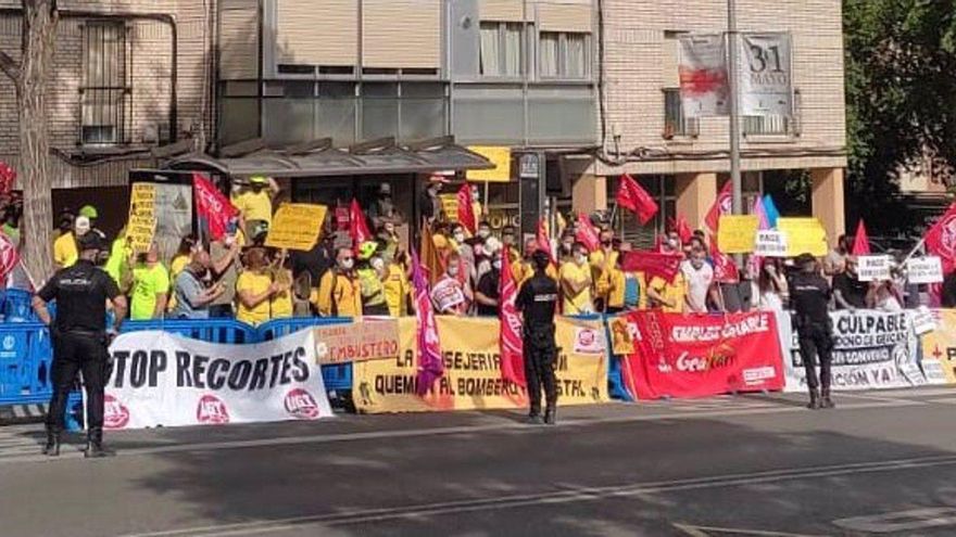 Los trabajadores de la empresa pública Geacam acuerda seguir con los paros en plena campaña de incendios forestales