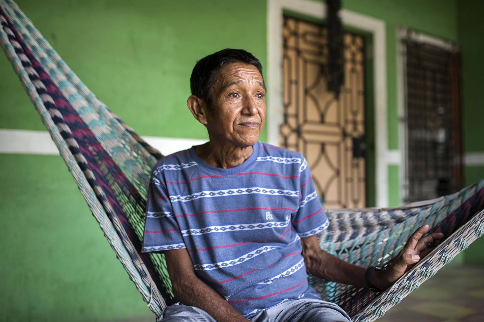 Wilfredo Ordoñez, de 53 años, está enfermo de insuficiencia renal crónica desde los 35 años. Esta enfermedad afecta a uno de cada cuatro hombres salvadoreños y es la más mortífera del país. Los jornaleros sufren deshidratación mientras trabajan en plantaciones tropicales debido a las altas temperaturas y la fuerte humedad. Además, beben agua que no ha sido probada y que está contaminada con agroquímicos. Esta falta de agua potable ha provocado que las enfermedades renales sean comunes entre los salvadoreños.