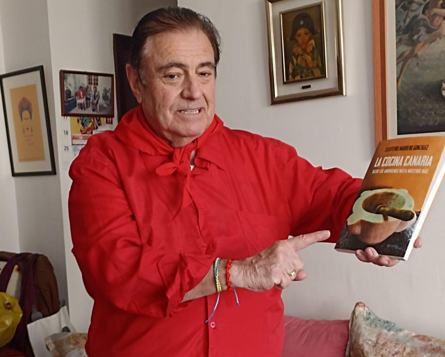 Eleuterio Marrero González posa con un ejemplar de su libro de recetas canarias