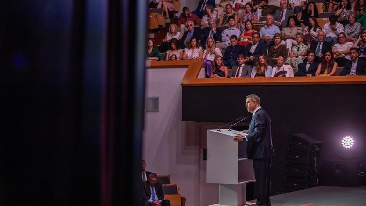 El jefe del Ejecutivo autonómico, Emiliano García-Page, preside el acto institucional del Día de Castilla-La Mancha que se celebra en el Teatro Auditorio ‘José Luis Perales’ de Cuenca.