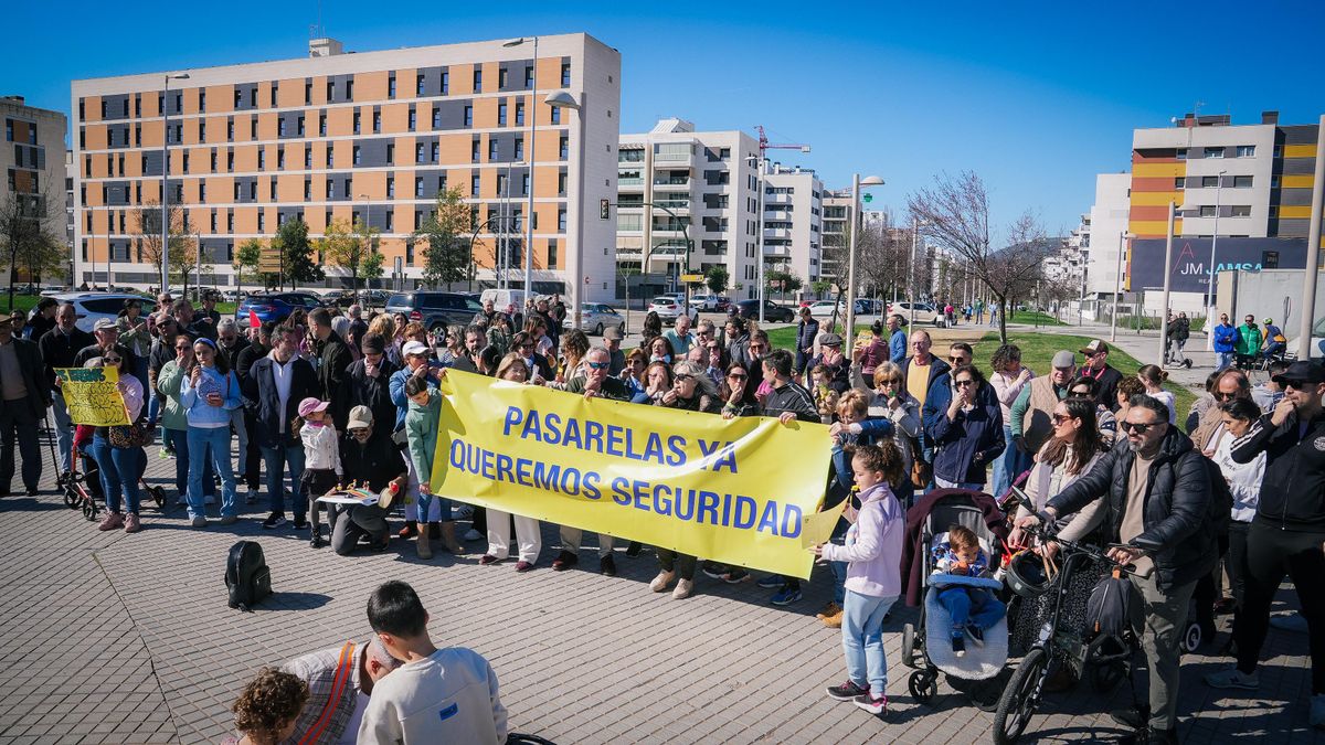 Protesta vecinos Huerta Santa Isabel para reclamar una pasarela sobre la Ronda