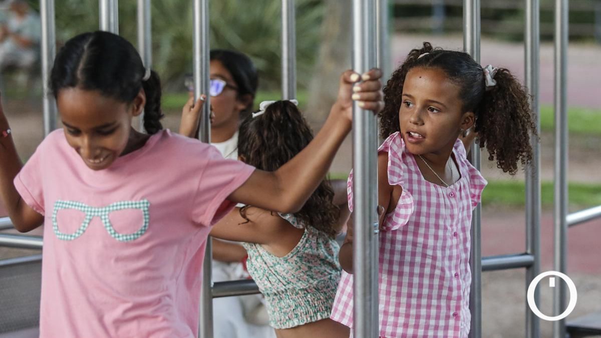 Niños saharauis del programa 'Vacaciones en paz' visitan la Ciudad de los Niños.