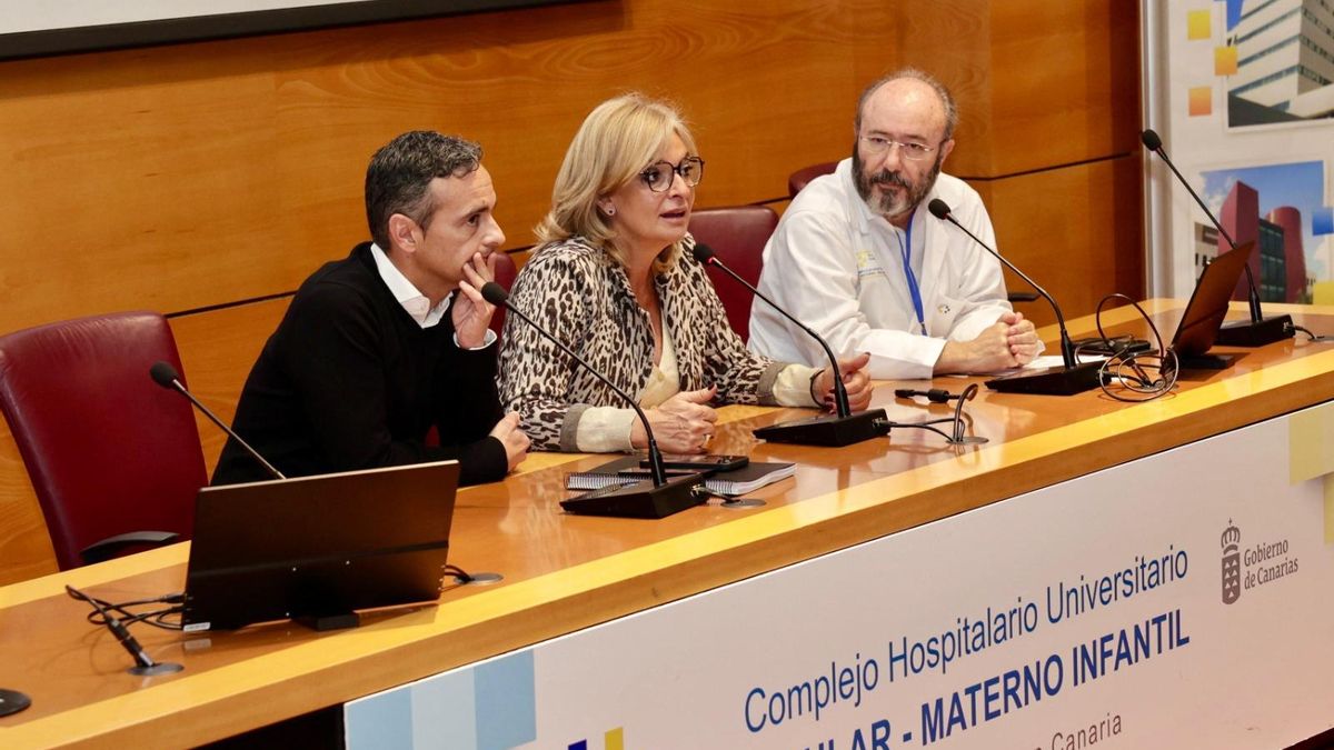 La consejera de Sanidad, Esther Monzón, junto al director del Servicio Canario de Salud y al gerente del Hospital Insular-Materno Infantil de Gran Canaria.