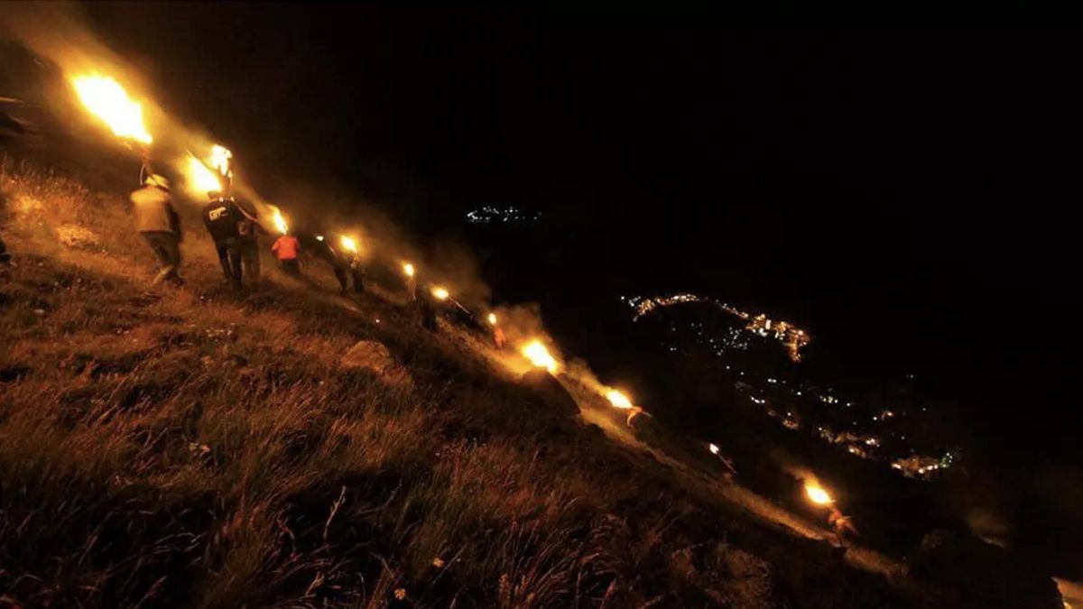 Las fallas de Durro, que abren el calendario, mientras descienden hacia el pueblo