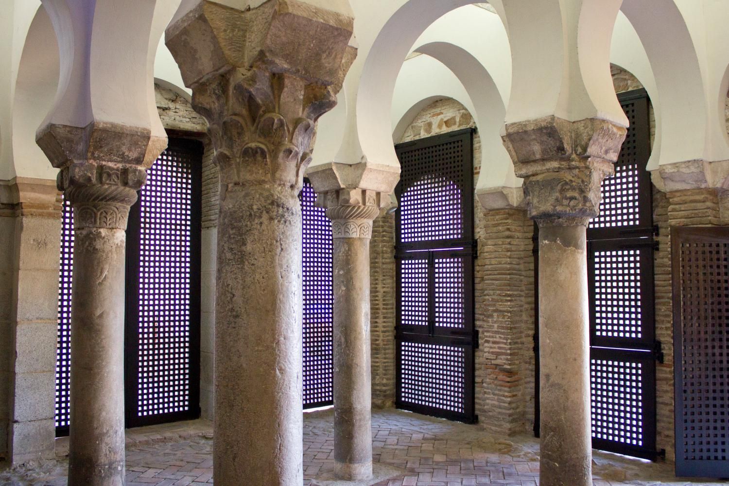 Interior de la Mezquita del Cristo de la Luz de Toledo.