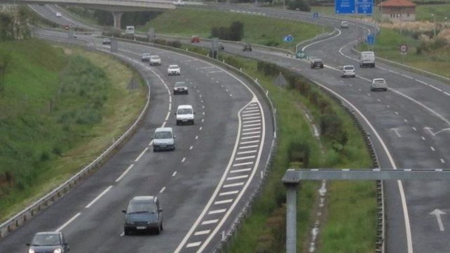 Circulación en una autovía en Cantabria.