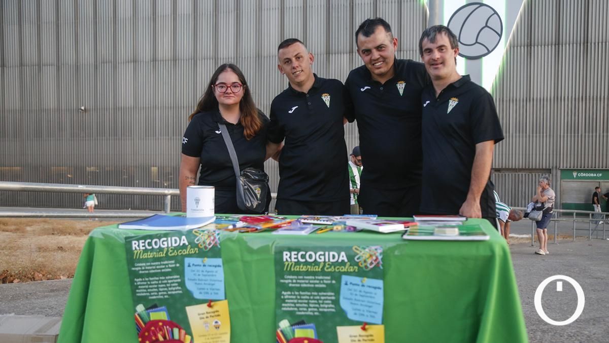 Recogida de material escolar antes del partido frente al Castellón