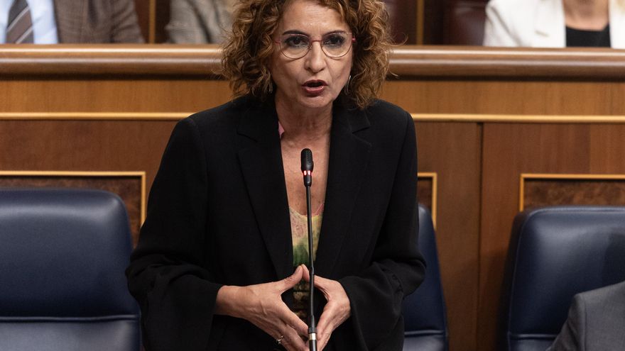 La vicepresidenta primera y ministra de Hacienda, María Jesús Montero, interviene durante una sesión de control al Gobierno, en el Congreso de los Diputados, a 9 de abril de 2025, en Madrid (España). El Gobierno afronta hoy en el Congreso una ofensiva par