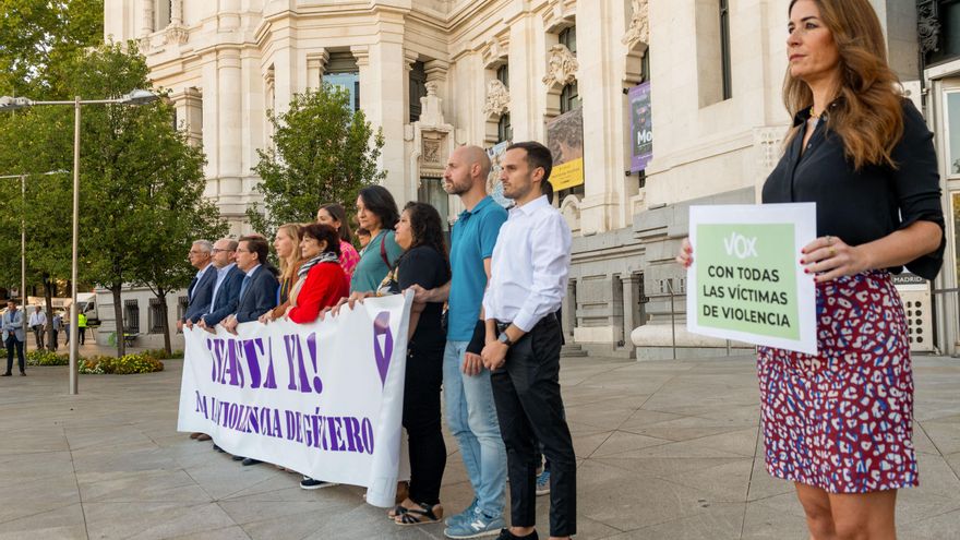 La concejala municipal de Vox Carla Toscano de Balbín (d) participa en el minuto de silencio convocado por el Ayuntamiento como muestra de condena por la última víctima de la violencia machista en Madrid separada del resto de concejales, este martes, ante el Consistorio. EFE/ Fernando Villar