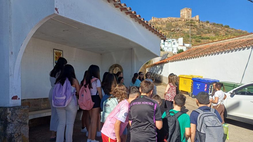 Varios estudiantes en la parada de Burguillos del Cerro (Badajoz) donde el viernes esperaban la llegada del autobús escolar