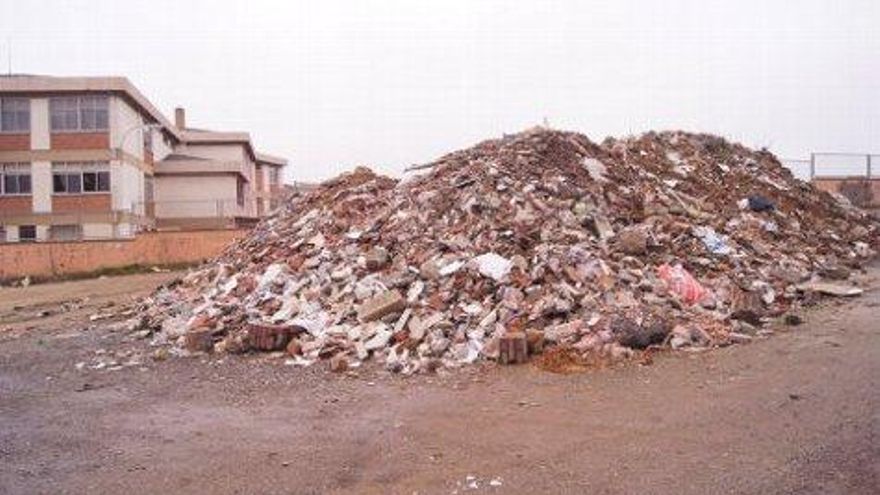 Situación de la parcela antes de la retirada del escombro.