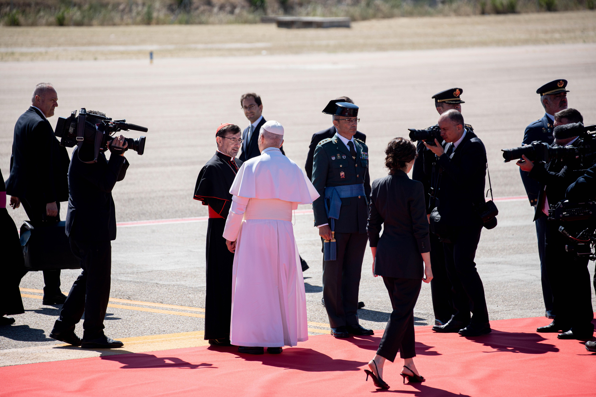 El Papa León XIV saluda cardenal y arzobispo de Madrid, José Cobo, antes de partir rumbo a Barcelona desde el aeropuerto internacional Adolfo Suárez Madrid-Barajas, a 9 de junio de 2026
