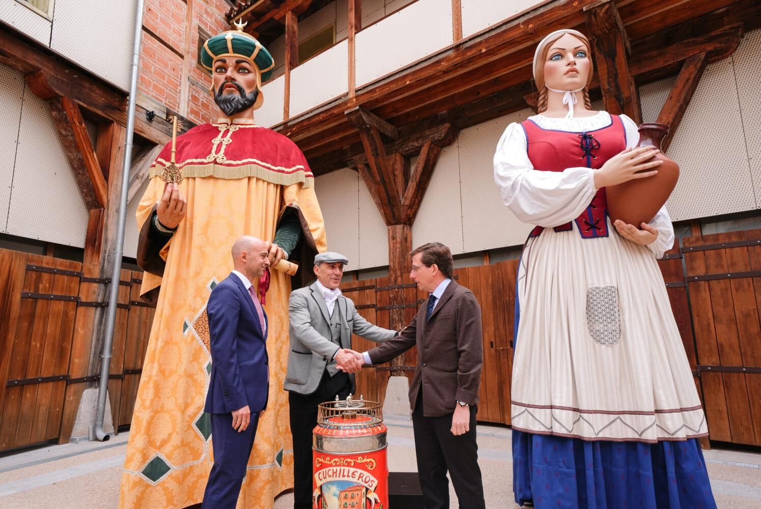 El barquillero Julián Cañas juntoa al alcalde de Madrid, José Luis Martínez-Almeida