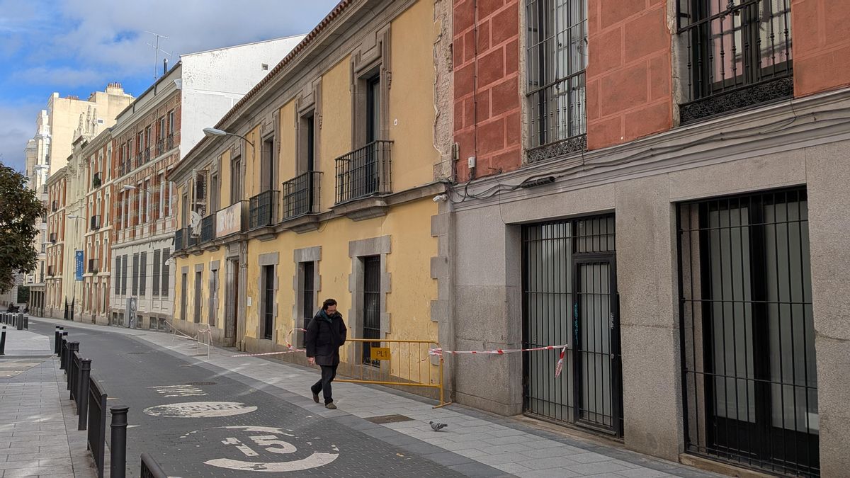 Un peatón bordea el vallado del Museo del Romanticismo