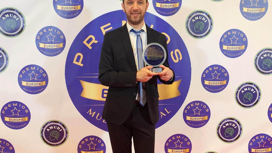 “Descifrar” la música: premiado en Europa el proyecto de juegos “encriptados” del docente y saxofonista Carlos Alcázar