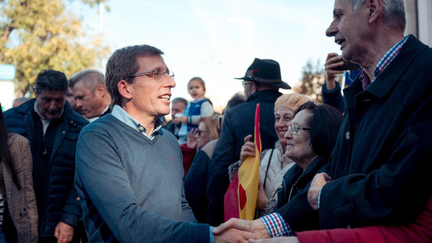 El alcalde de Madrid, José Luis Martínez-Almeida, durante una manifestación contra la amnistía, en Cibeles, a 18 de noviembre de 2023, en Madrid (España).
