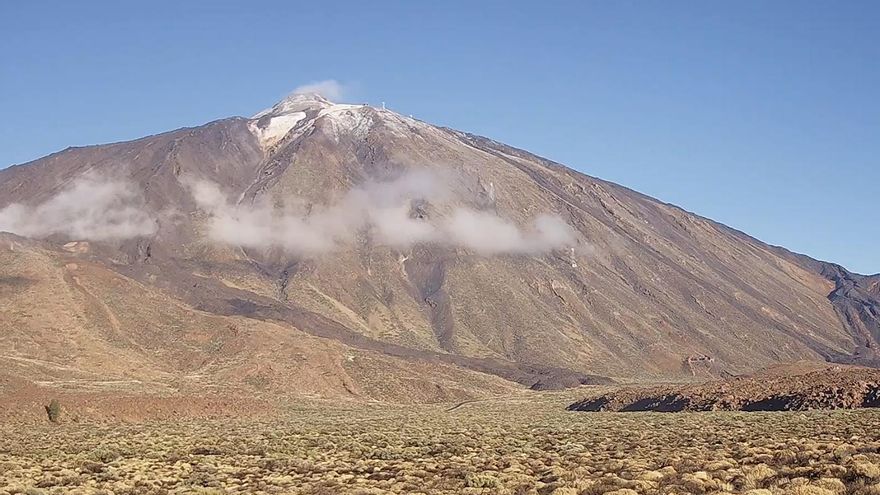 El Teide amanece con un ligero manto blanco en la cumbre