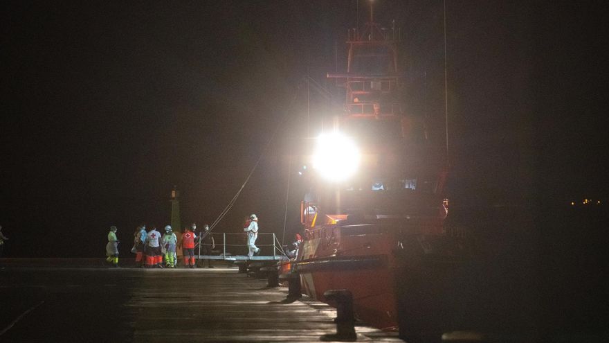 Rescatadas 160 personas, entre ellas un fallecido, a bordo de tres neumáticas en aguas canarias