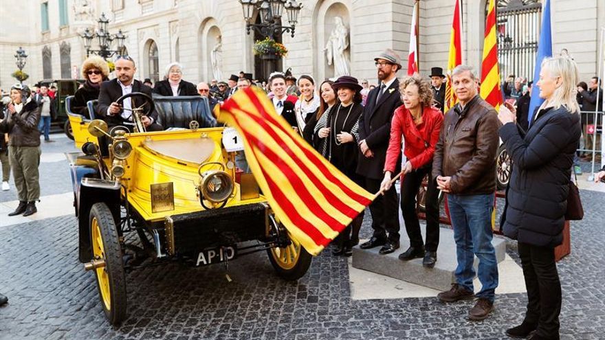 Unos 110 vehículos de época participan en el rallye Barcelona-Sitges