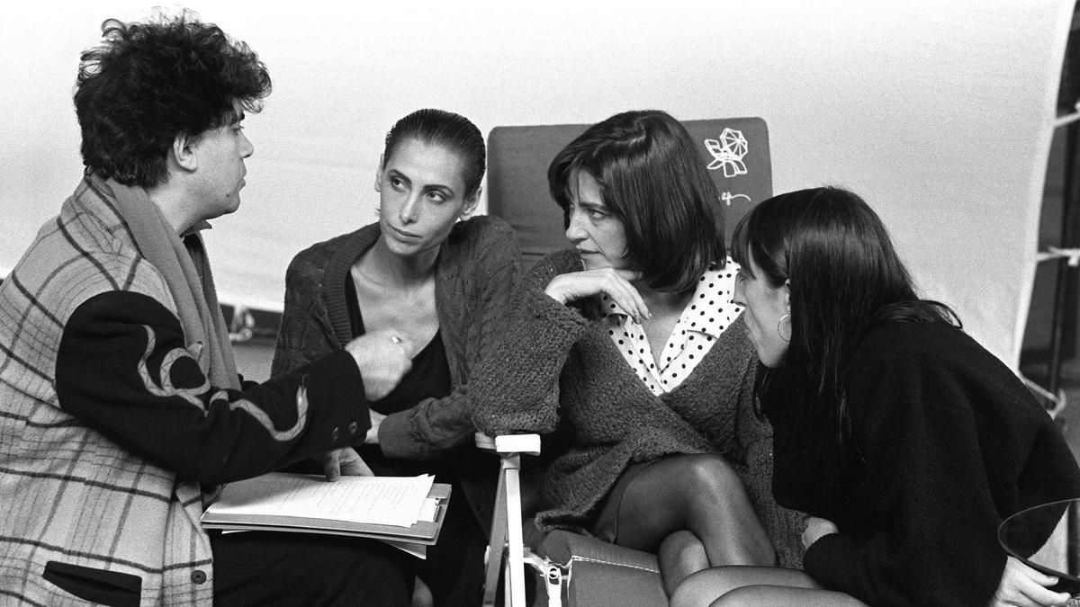 De izquierda a derecha, Pedro Almodóvar, María Barranco, Carmen Maura y Rossy de Palma, en el rodaje de 'Mujeres al borde de un ataque de nervios'. 