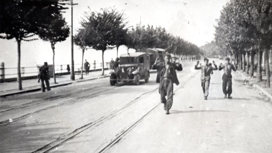 Soldados republicanos se rinden, en algún punto de la actual avenida de Reina Victoria, a las tropas de la IV Brigada de Navarra que accedían al centro de la ciudad desde El Sardinero el 26 de agosto de 1937.