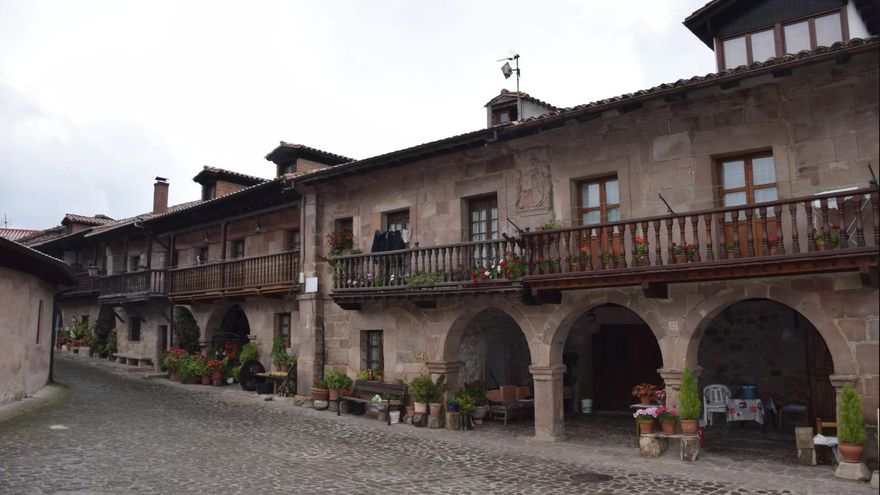 El pueblo del corazón de Cantabria de calles empedradas, arquitectura montañesa y rodeada de naturaleza