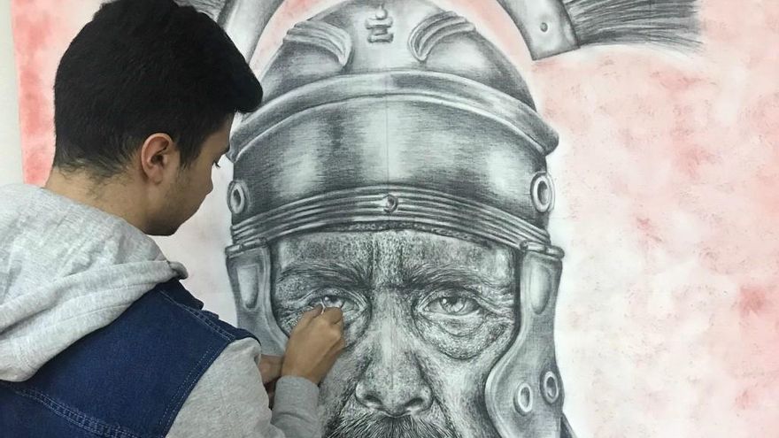 Ical. León expone en un pasadizo de la muralla de la Plaza del Espolón un retrato a lápiz de un legionario obra de un joven de 16 años.
